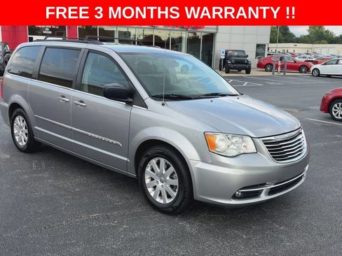 Used 2016 Chrysler Town & Country Touring FWD image 2