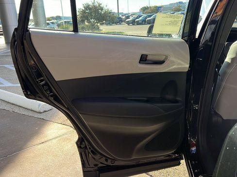 Used 2026 Toyota Corolla Cross L image 8