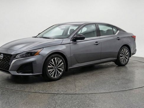 Used 2025 Nissan Altima 2.5 SV FWD image 3