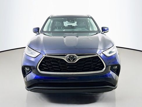 Used 2023 Toyota Highlander Limited FWD image 2