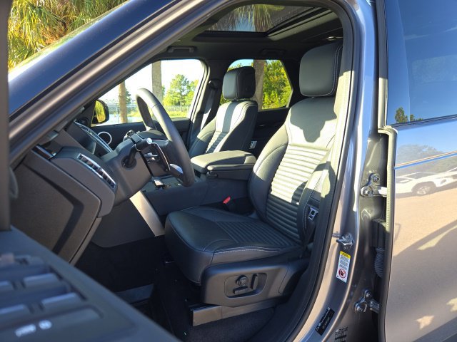 Used 2025 Land Rover Discovery S AWD/4WD image 14