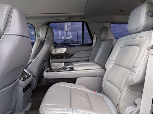 Used 2020 Lincoln Navigator Reserve w/ Luxury Package image 29