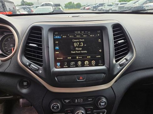 Used 2017 Jeep Cherokee Limited AWD/4WD image 6