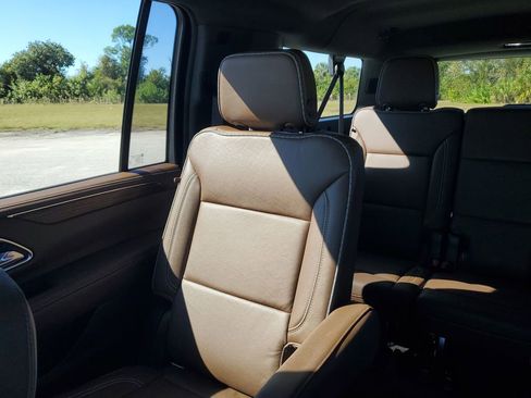 Used 2021 Chevrolet Suburban High Country image 12