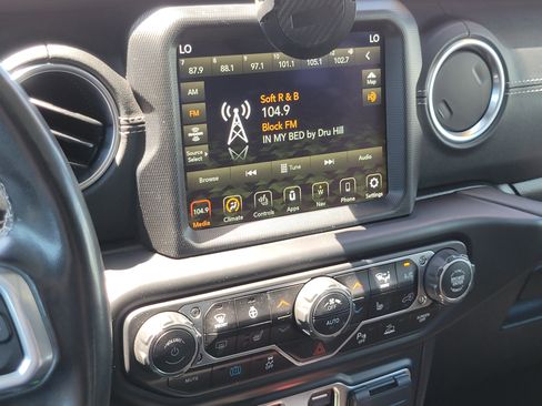 Used 2022 Jeep Wrangler Unlimited Sahara w/ Cold Weather Group AWD/4WD image 13