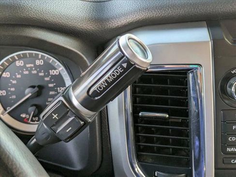 Used 2018 Nissan Titan SV w/ SV Convenience Package image 12