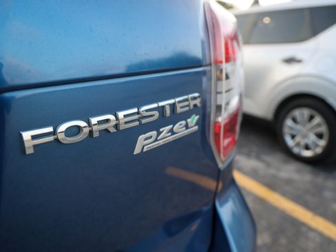 Used 2015 Subaru Forester 2.5i Touring AWD/4WD image 12