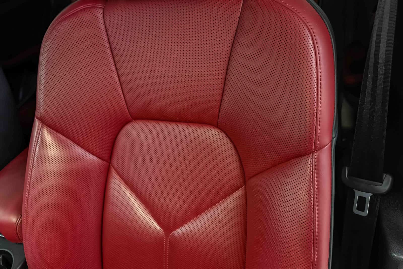Certified 2023 Porsche Macan AWD/4WD image 31