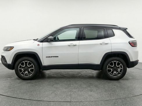 Used 2025 Jeep Compass Trailhawk AWD/4WD image 5