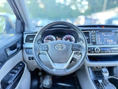 Used 2017 Toyota Highlander XLE w/ Carpet Mat Package AWD/4WD image 17