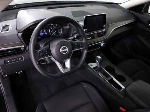 Used 2025 Nissan Altima 2.5 SV FWD image 18
