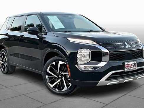 Used 2023 Mitsubishi Outlander SE image 2