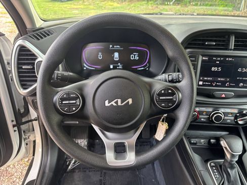 Used 2025 Kia Soul LX w/ LX Technology Package FWD image 27