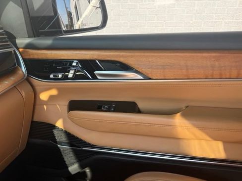 Used 2022 Jeep Grand Wagoneer Series III AWD/4WD image 22