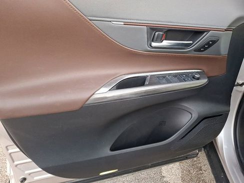 Used 2021 Toyota Venza Limited image 12