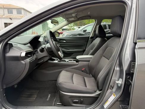 Used 2024 Nissan Altima 2.5 SV FWD image 14