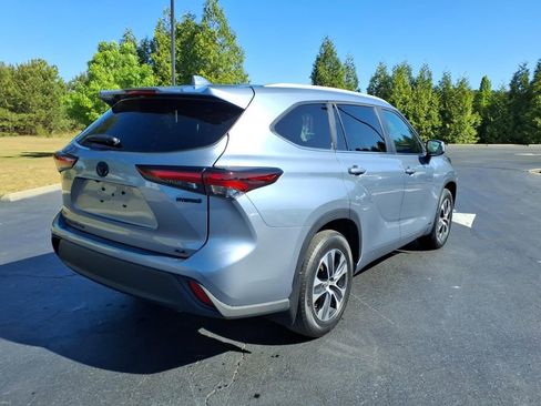 Used 2024 Toyota Highlander XLE image 3