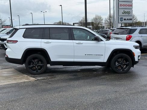 Used 2024 Jeep Grand Cherokee L Altitude AWD/4WD image 2