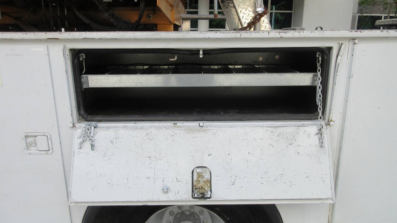 Used 2007 Ford F550 2WD Regular Cab Super Duty image 17
