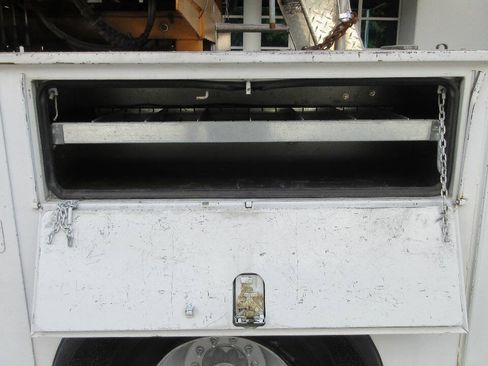 Used 2007 Ford F550 2WD Regular Cab Super Duty image 17