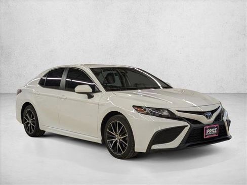 Used 2021 Toyota Camry SE image 3