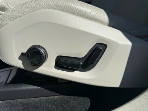Used 2019 Volvo XC60 T5 Momentum w/ Premium Package image 31