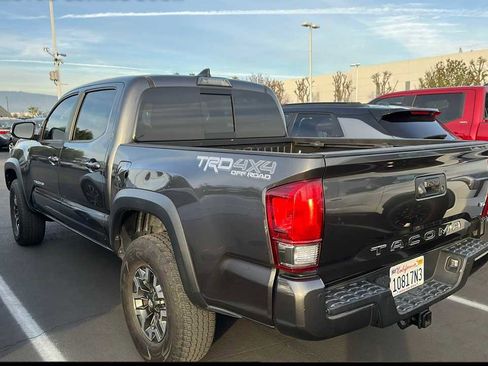 Used 2017 Toyota Tacoma TRD Off-Road image 3