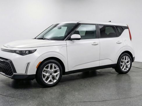 Used 2025 Kia Soul LX w/ LX Technology Package image 3