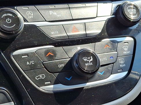 Used 2023 Chrysler Pacifica Touring-L FWD image 15