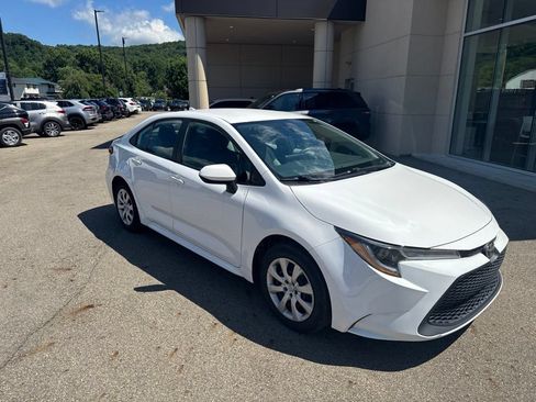 Used 2022 Toyota Corolla LE FWD image 3