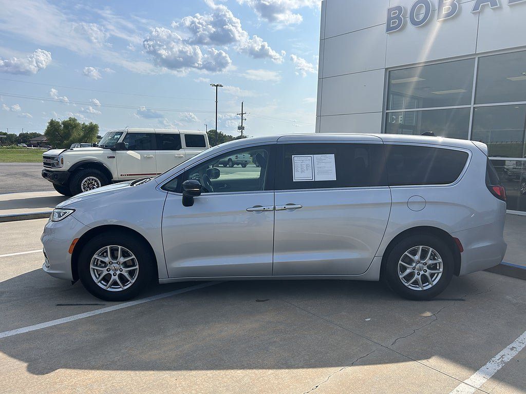 Used 2024 Chrysler Pacifica Touring-L FWD image 2
