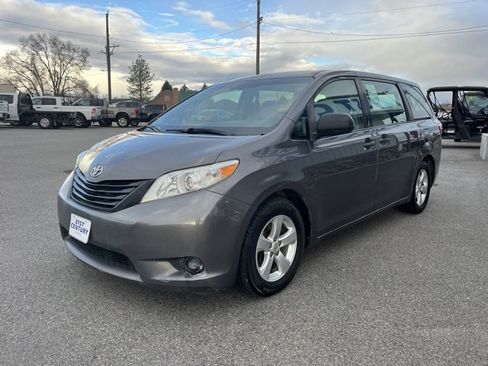 Used 2015 Toyota Sienna L image 6