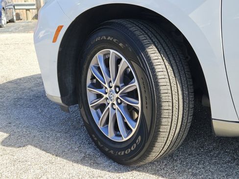 Used 2024 Buick Enclave Premium image 34