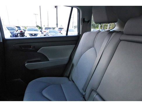 Used 2023 Toyota Highlander LE image 9