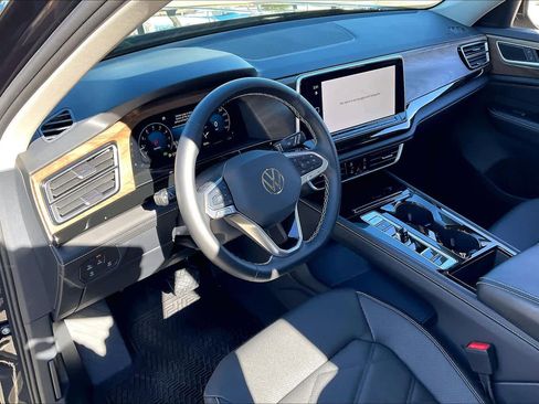 Used 2025 Volkswagen Atlas SE w/ Panoramic Sunroof Package image 17