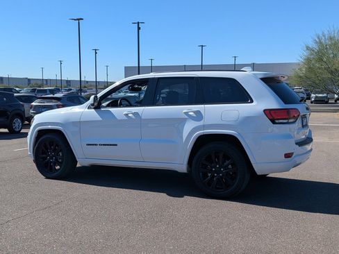 Used 2018 Jeep Grand Cherokee Altitude image 3