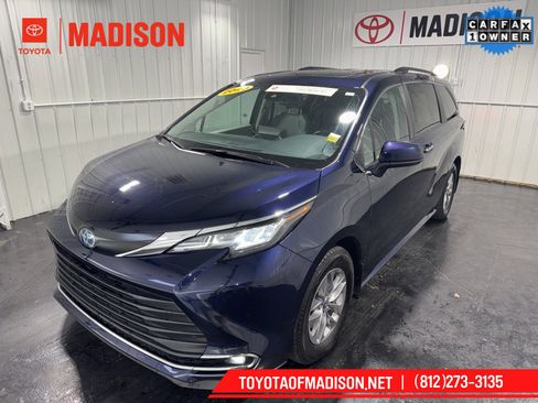 Used 2023 Toyota Sienna XLE image 1