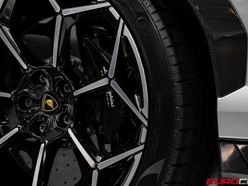 Used 2024 Lamborghini Urus Performante AWD/4WD image 31
