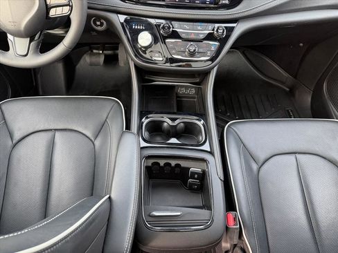 Used 2024 Chrysler Pacifica Limited w/ S Appearance Package image 16