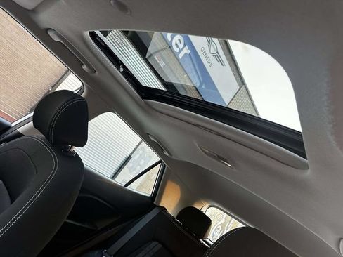 Used 2025 Hyundai Venue SEL FWD image 18