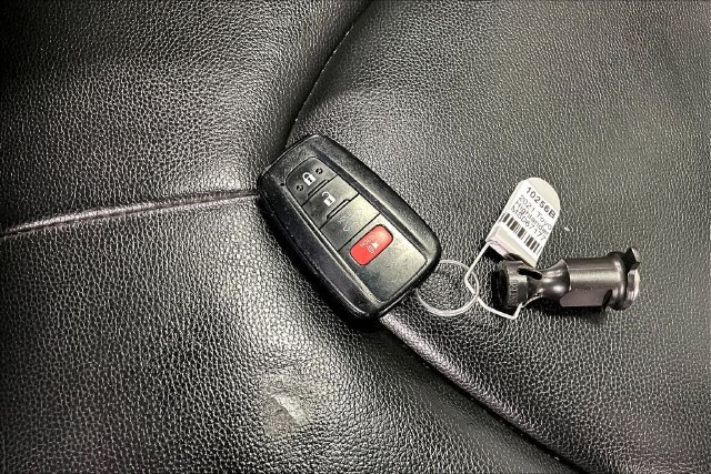 Used 2021 Toyota Highlander XLE AWD/4WD image 32