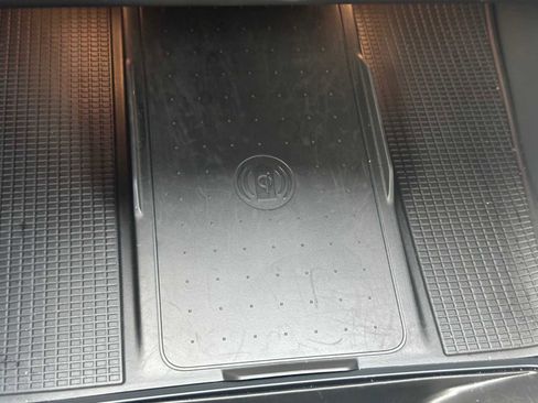 Used 2025 Volvo XC40 B5 Core w/ Climate Package image 30