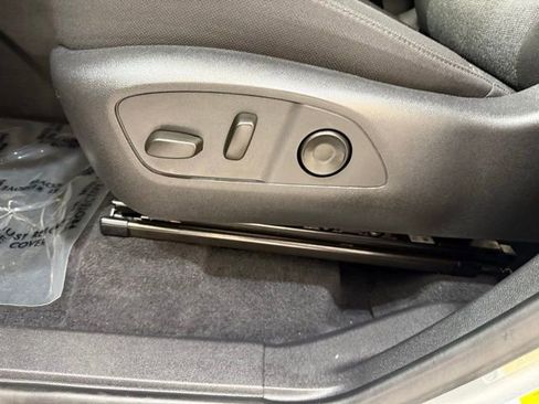 Used 2025 GMC Acadia Elevation image 13