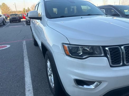 Used 2019 Jeep Grand Cherokee Laredo image 2