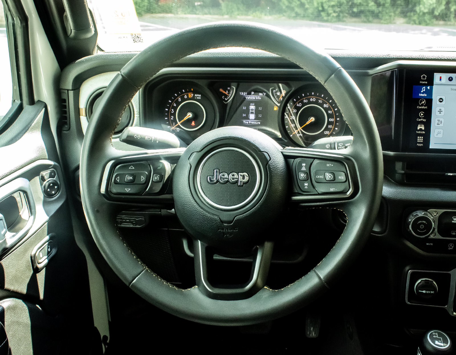 Used 2025 Jeep Gladiator Sport AWD/4WD image 16