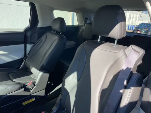 Used 2023 Kia Carnival LX image 40