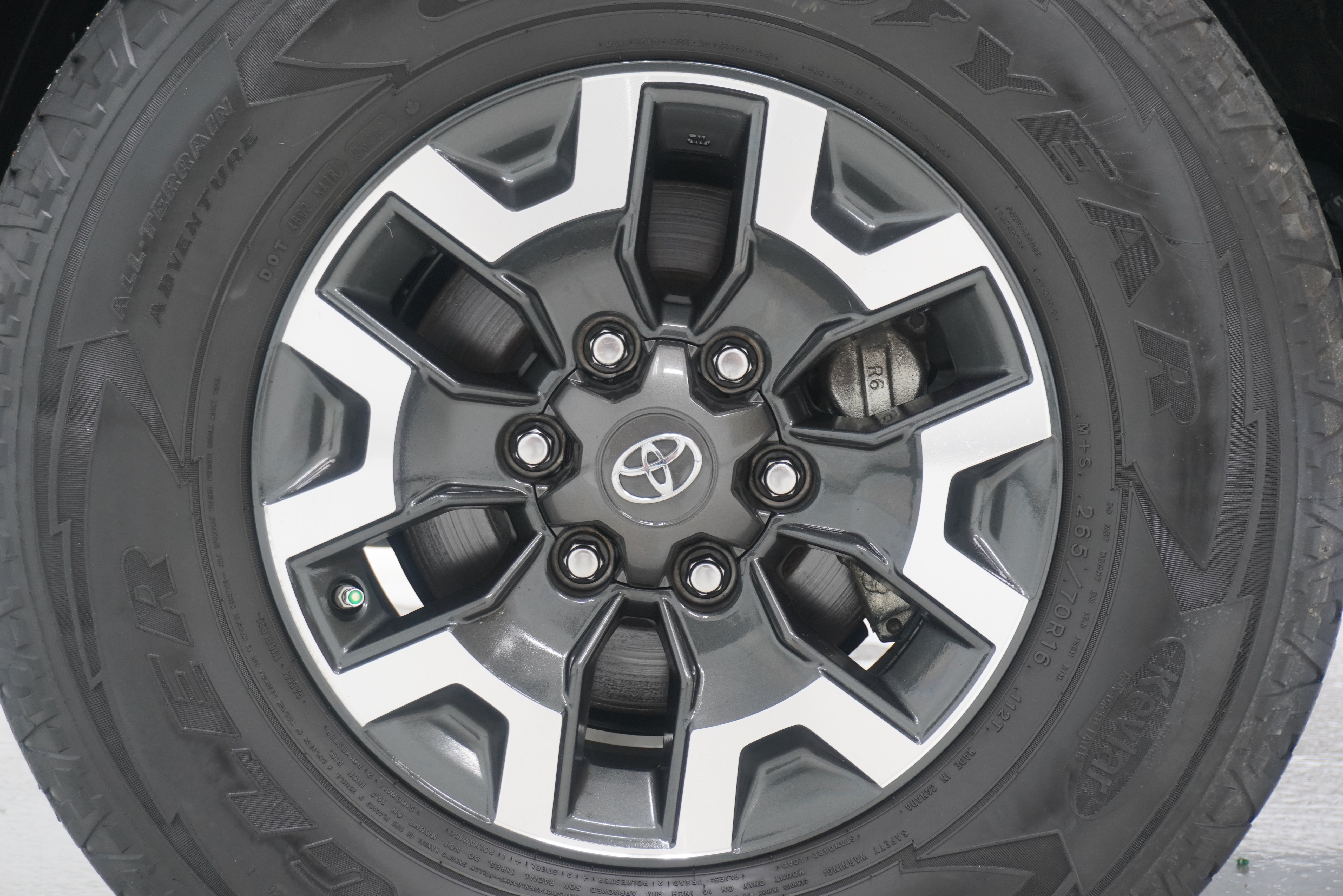 Used 2020 Toyota Tacoma TRD Off-Road w/ Advanced Technology Package AWD/4WD image 27