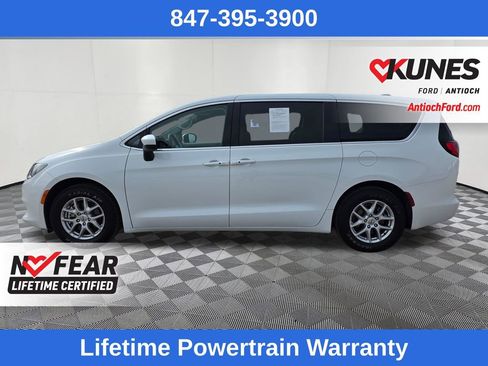 Used 2022 Chrysler Voyager LX image 4