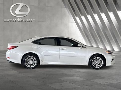 Used 2017 Lexus ES 350 w/ Luxury Package FWD image 4