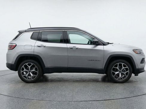 Used 2025 Jeep Compass Limited image 11